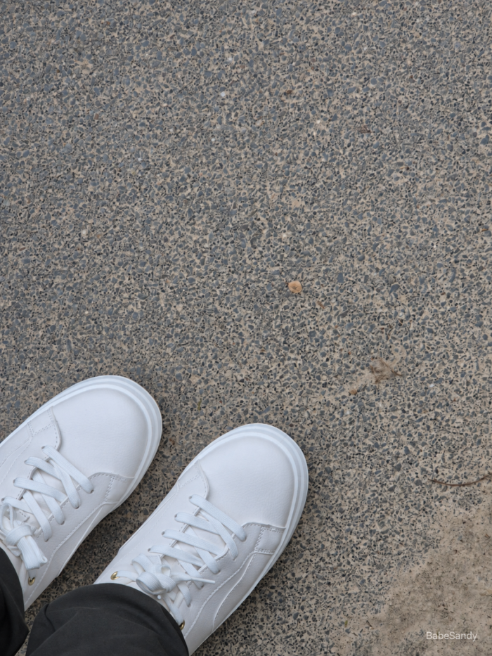 Sandys weiße Sneaker